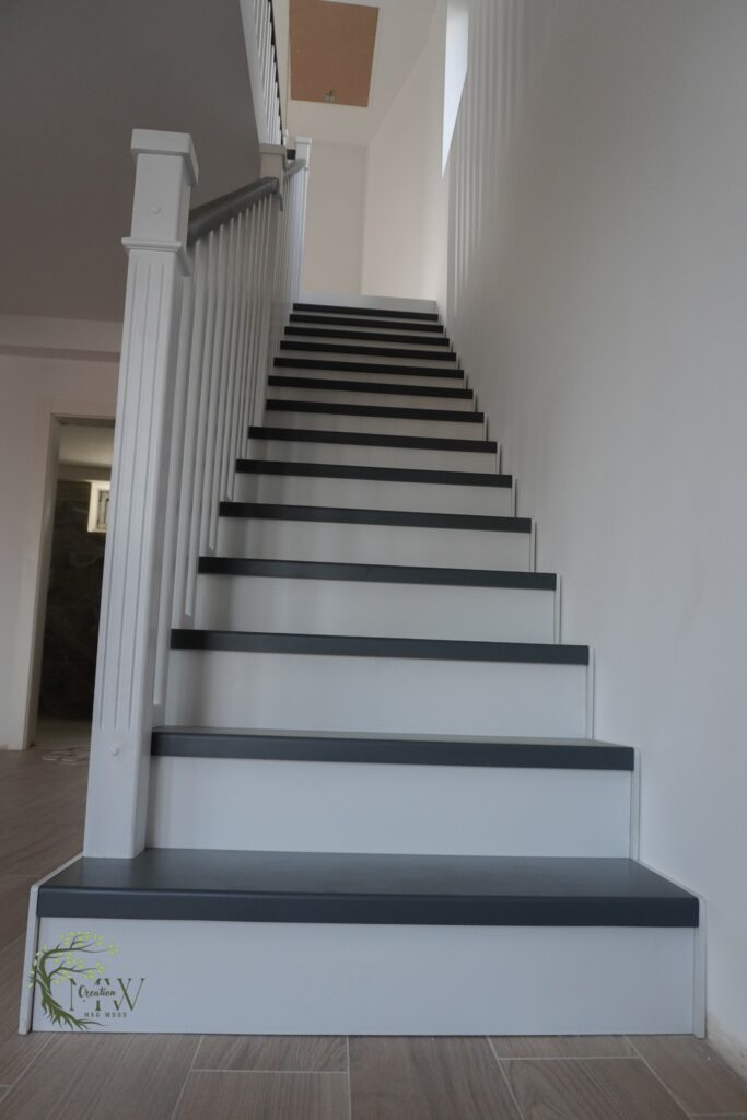 Scară din lemn masiv cu vang lateral